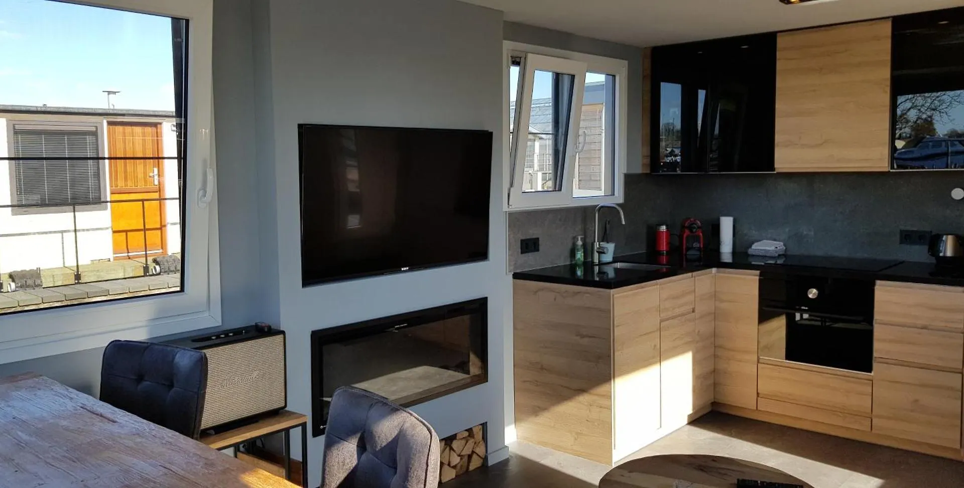 Poellodge, Luxe Houseboot Met Zonnig Terras Aalsmeer