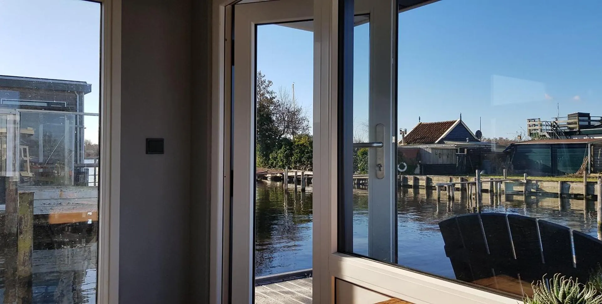 Poellodge, Luxe Houseboot Met Zonnig Terras Aalsmeer