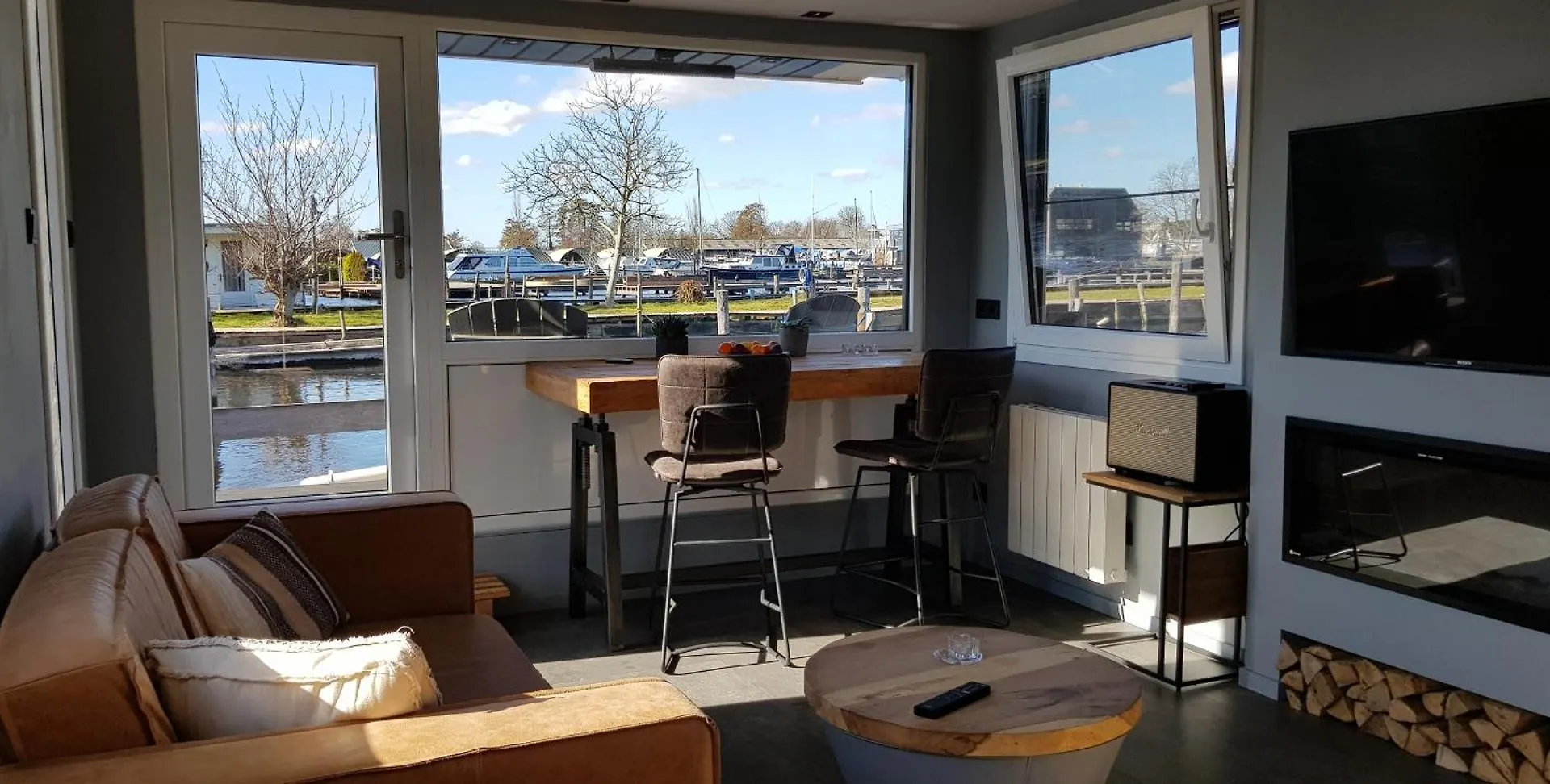 Apartment Poellodge, Luxe Houseboot Met Zonnig Terras Aalsmeer