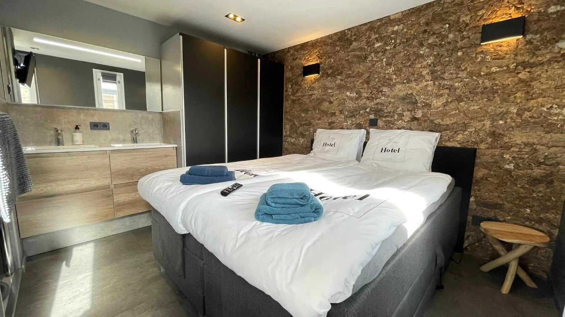 Poellodge, Luxe Houseboot Met Zonnig Terras Aalsmeer