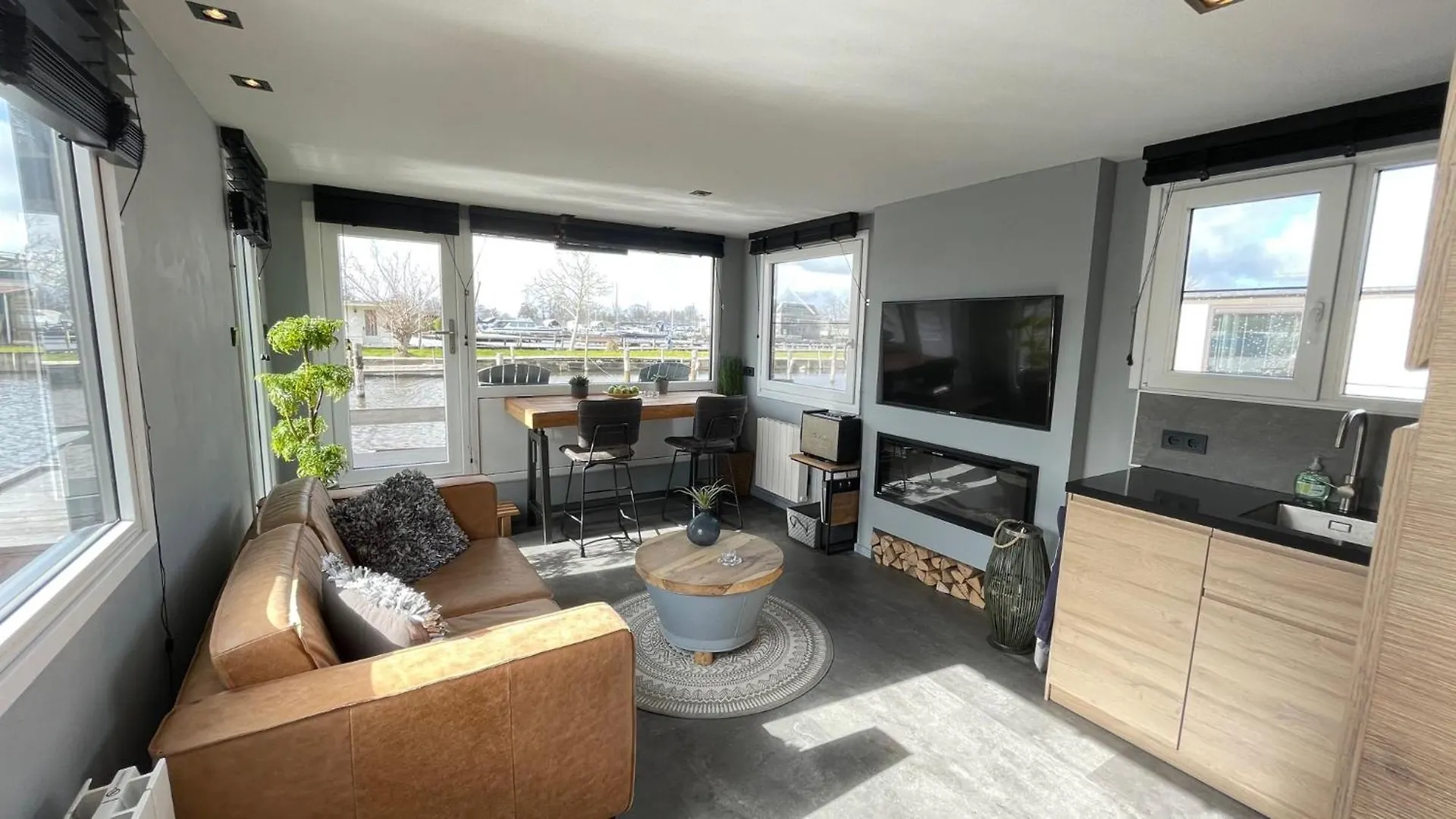 Apartment Poellodge, Luxe Houseboot Met Zonnig Terras Aalsmeer
