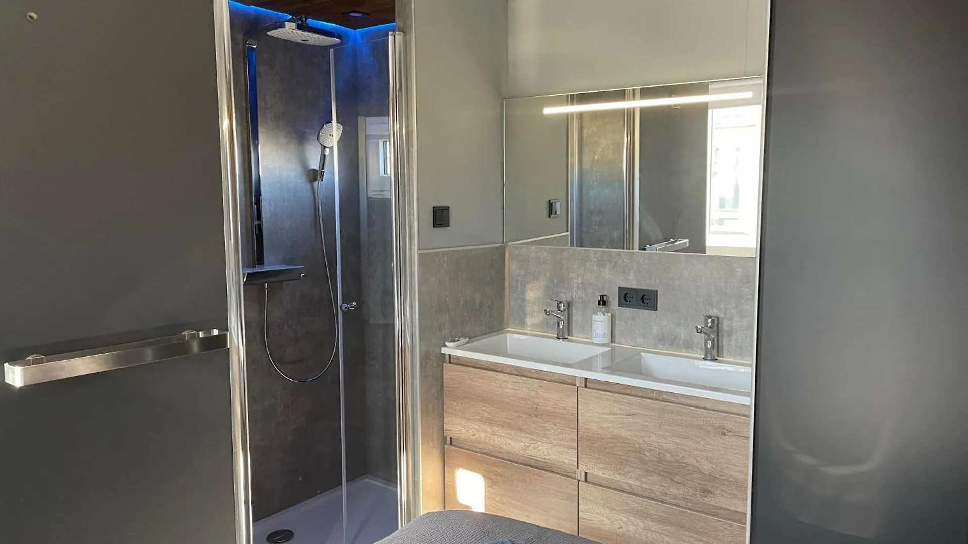 Poellodge, Luxe Houseboot Met Zonnig Terras Aalsmeer Apartment